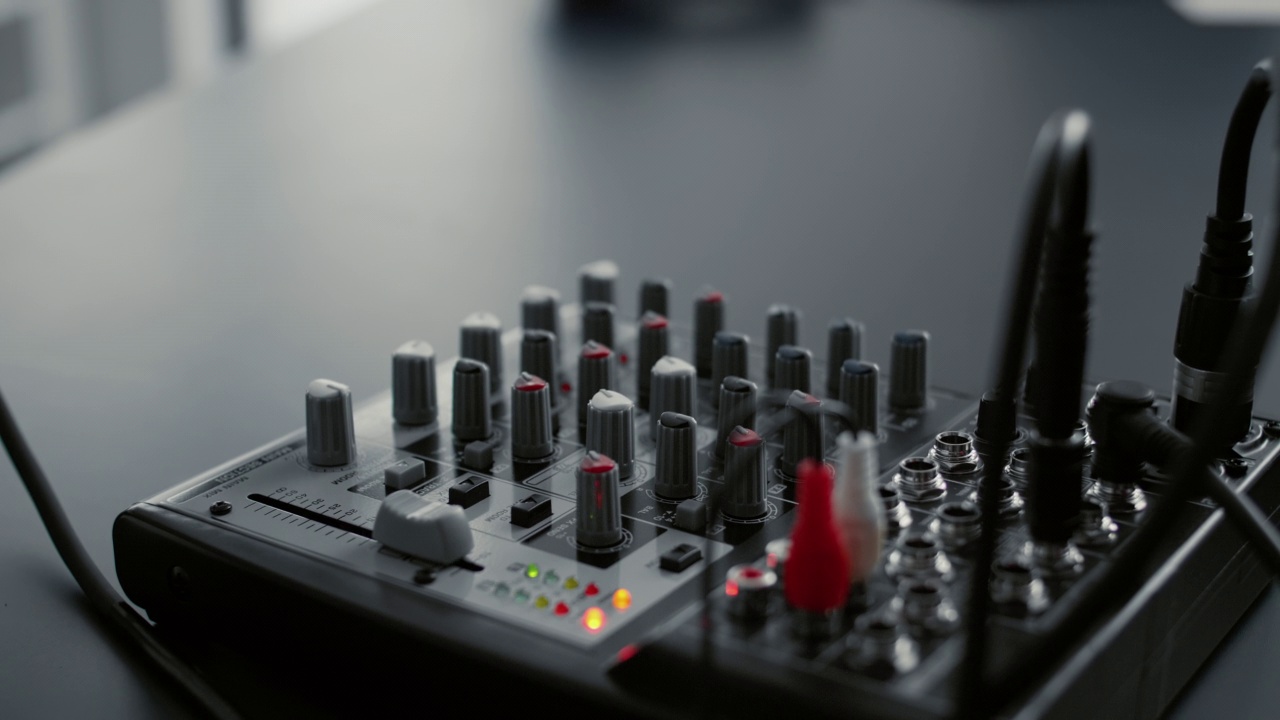 DJ混音台与旋钮和均衡器站在家庭工作室办公桌上视频下载