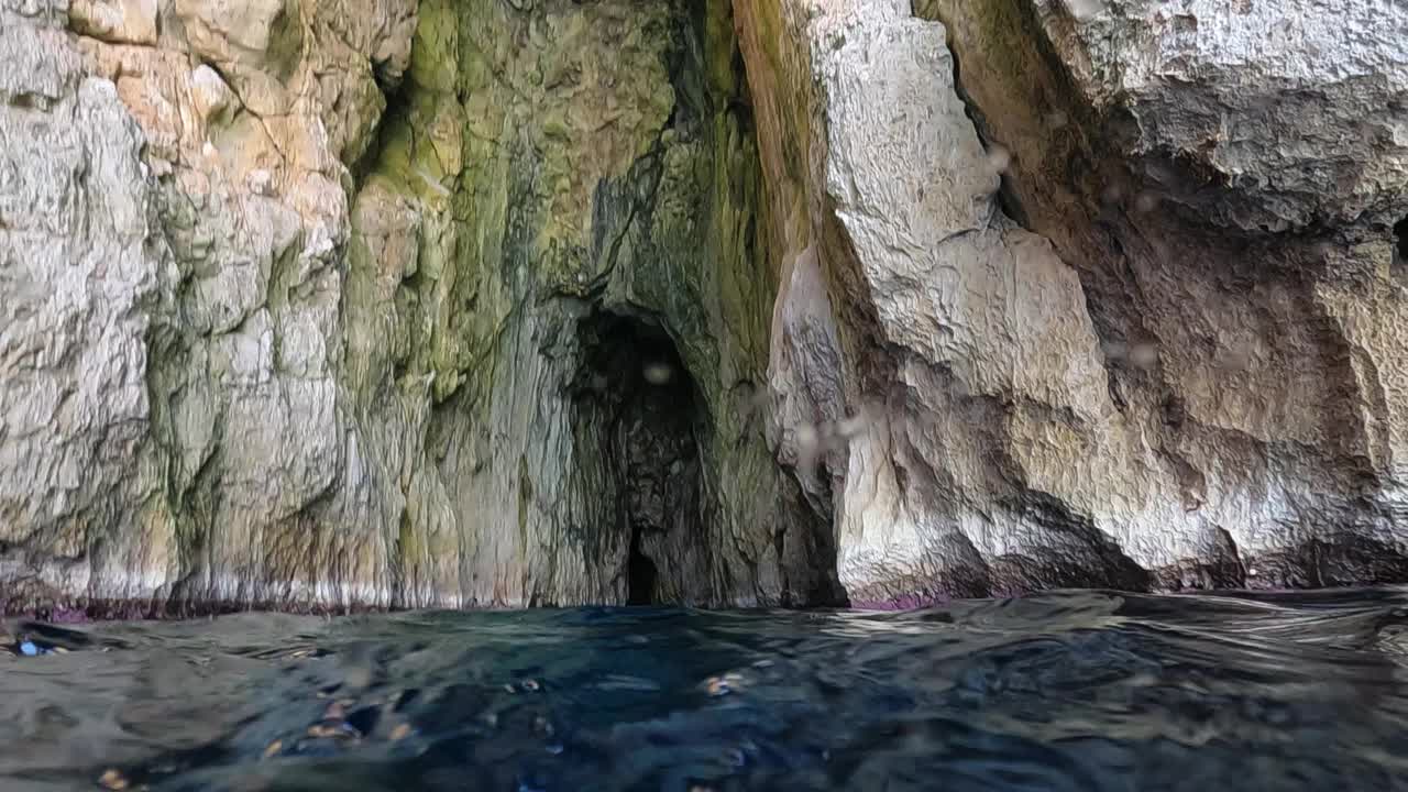 意大利地中海亚得里亚海一侧的维杜塞拉或维杜塞拉洞穴的船景。慢动作水面pov视频素材