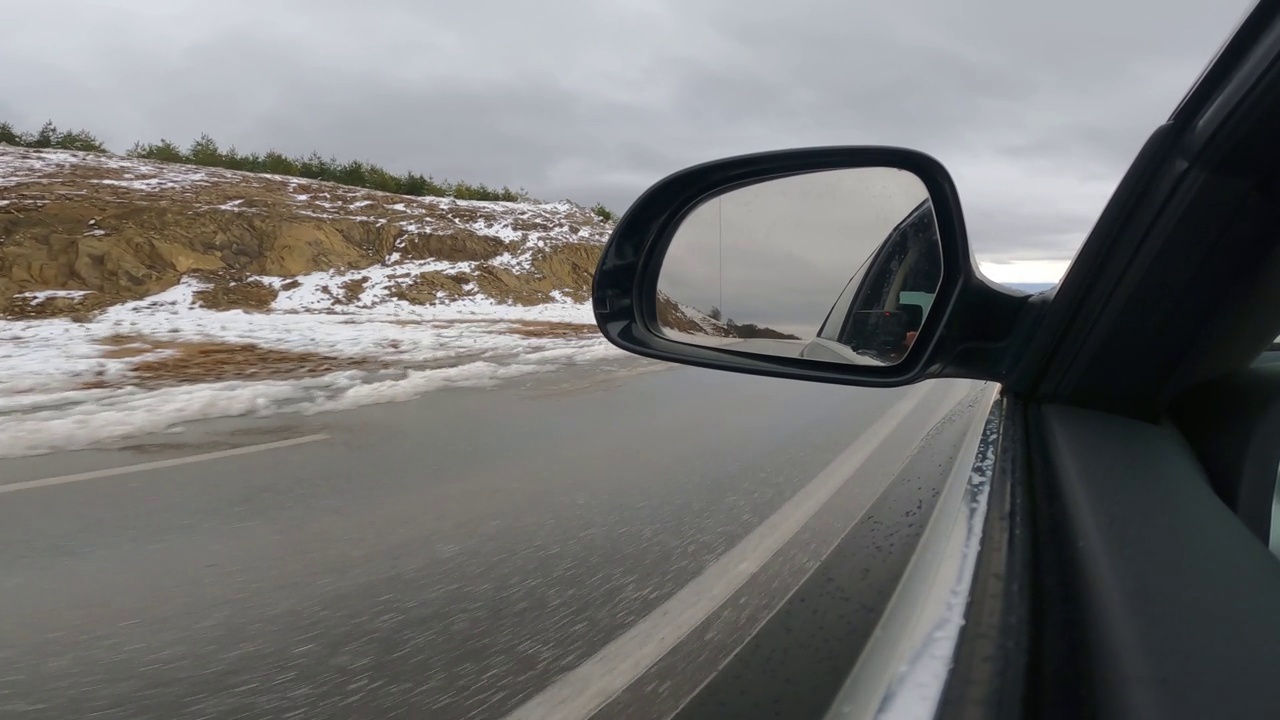 在冬天下雪的时候，一条道路被雪覆盖的风景，POV视频下载