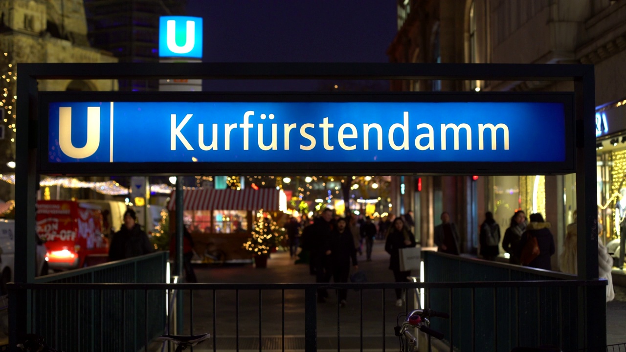 U-Bahn station Berlin Kurfürstendamm at christmas time视频素材