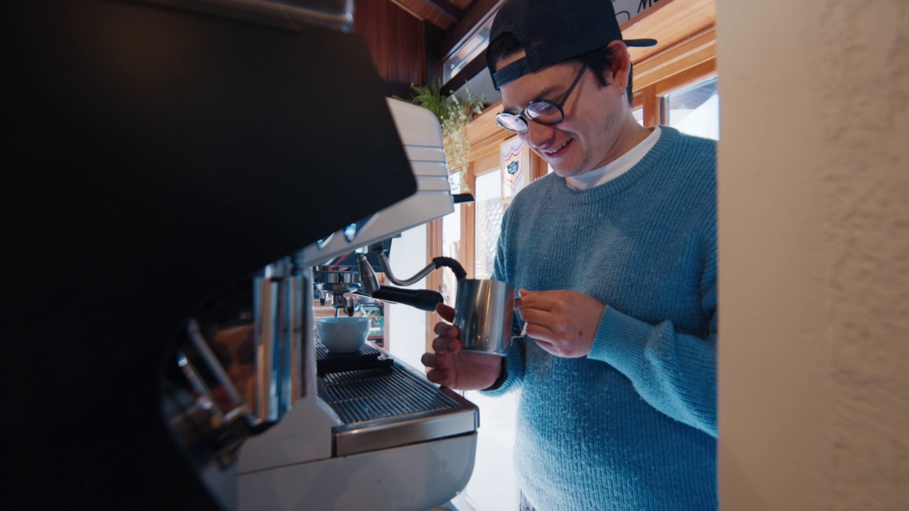 咖啡师在真正的咖啡馆里准备咖啡视频下载