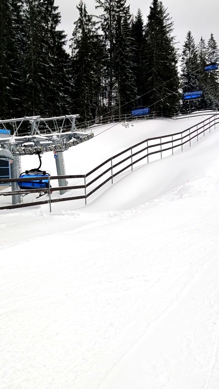 滑雪在前面的椅子升降机背景斯洛伐克山度假村视频素材