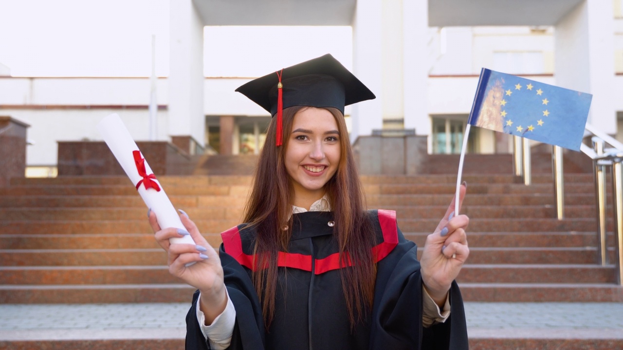 硕士毕业生持有高等教育文凭和欧盟旗帜视频下载