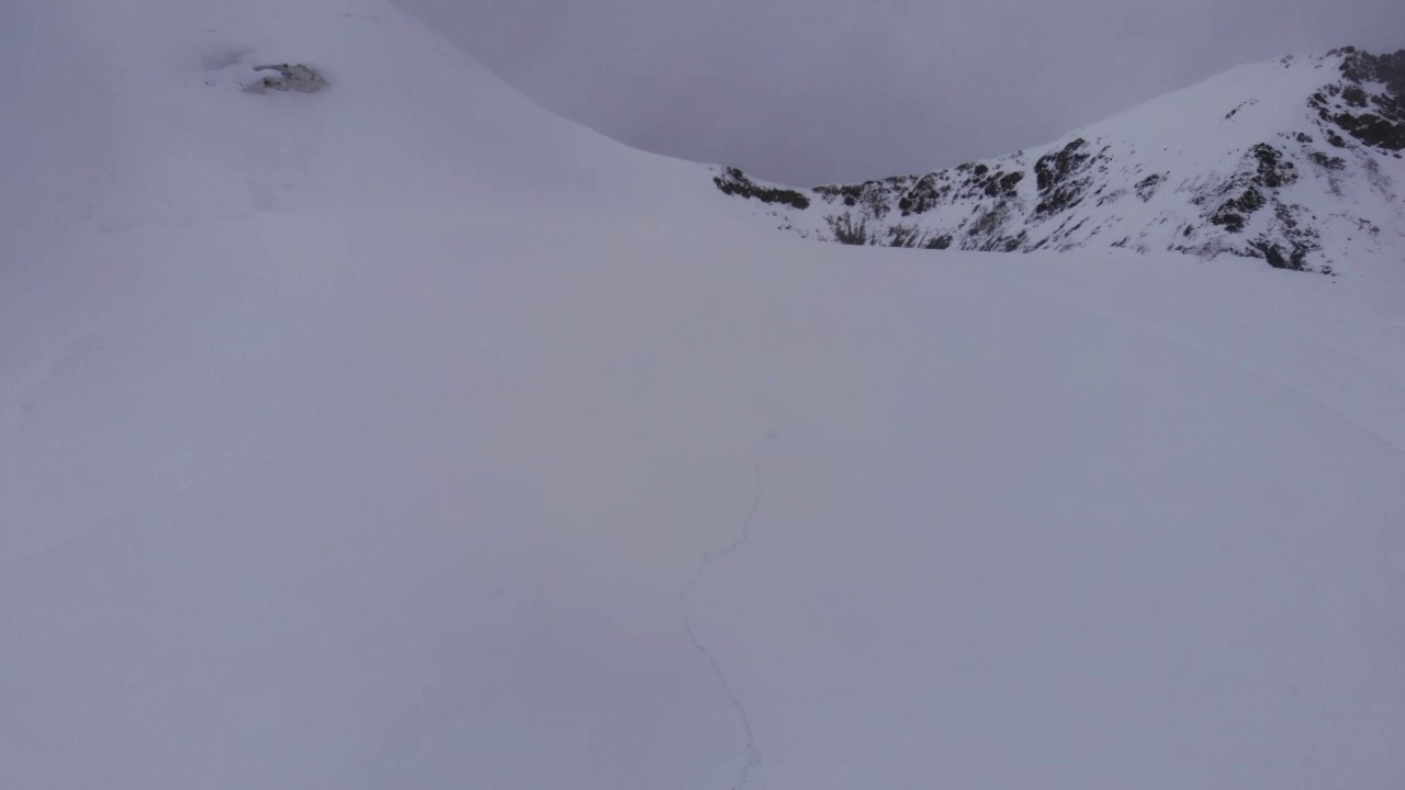 攀登雪山视频素材