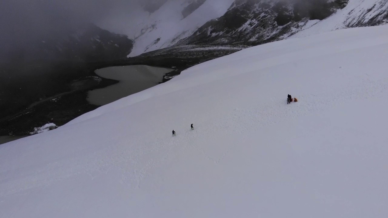 攀登雪山视频素材