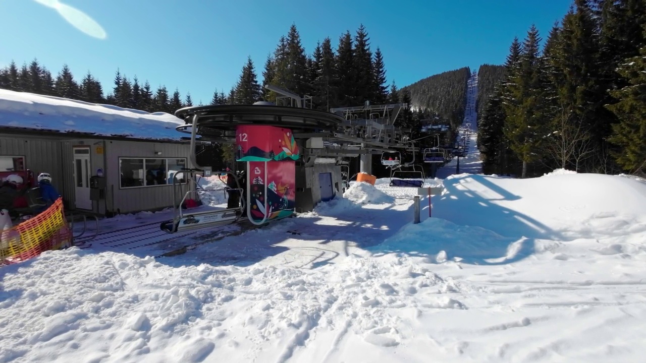 在一个阳光明媚的冬日，滑雪胜地的缆车视频下载