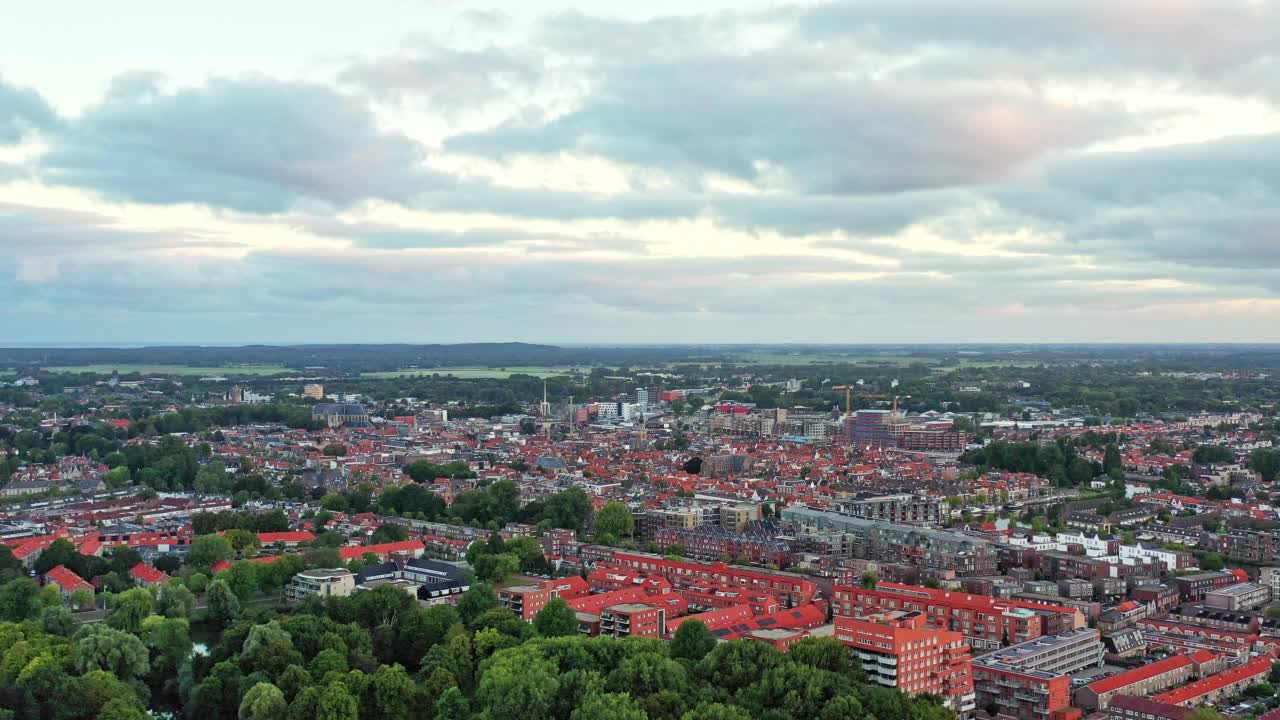 荷兰阿尔克马尔的鸟瞰图。视频下载