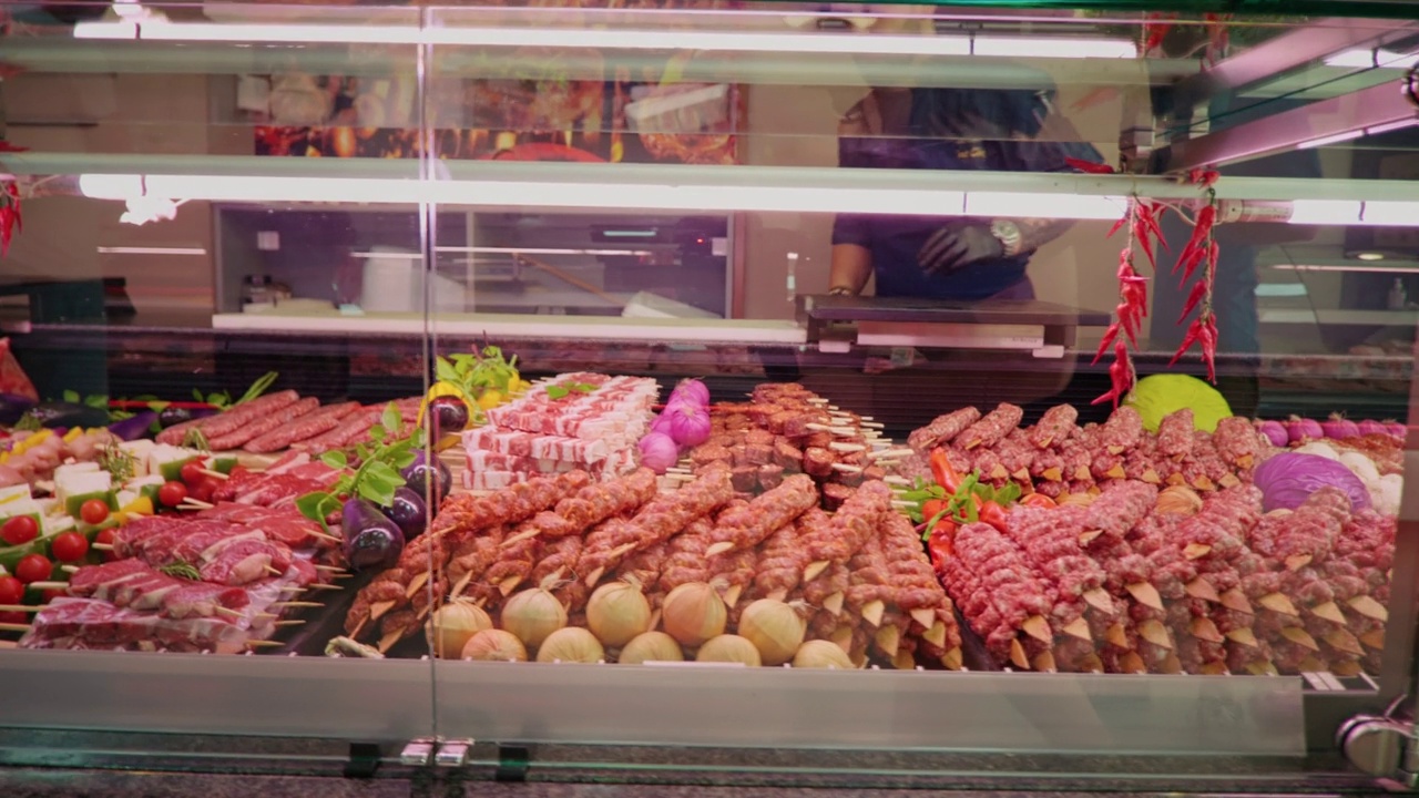 超市里不同部位的鲜肉的选择。视频下载