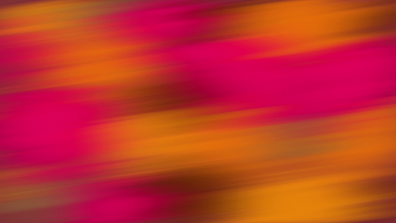 扭曲的充满活力的彩虹渐变模糊的粉红色，棕色和橙色的颜色与渐变的平滑运动的框架与复制空间。摘要窄线动画概念视频下载