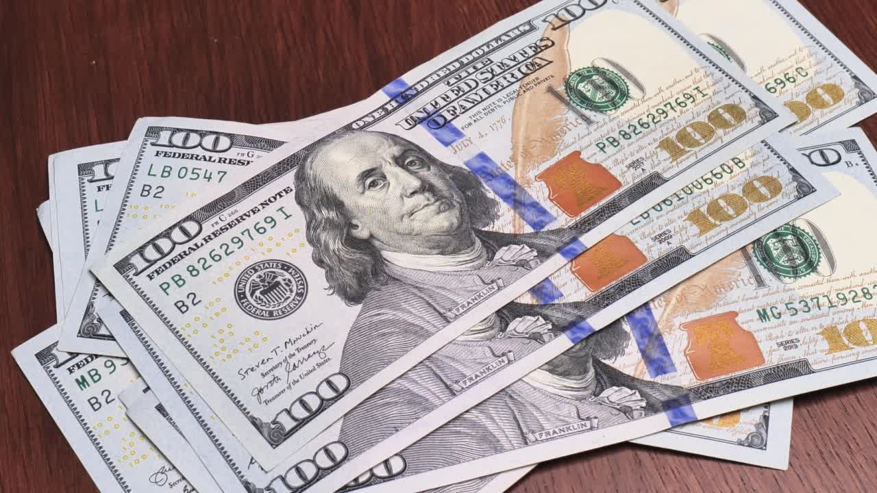数一百美元钞票的特写视频素材