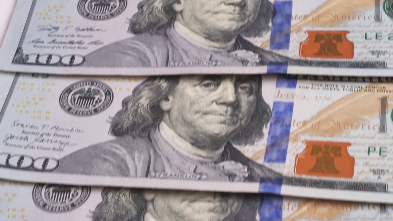 数一百美元钞票的特写视频素材