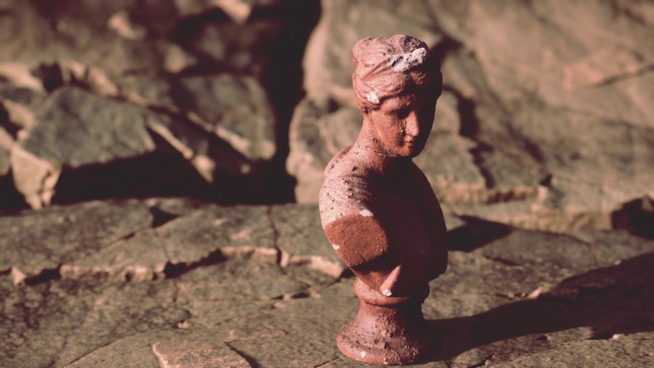 岩石上的古代女人雕像视频下载