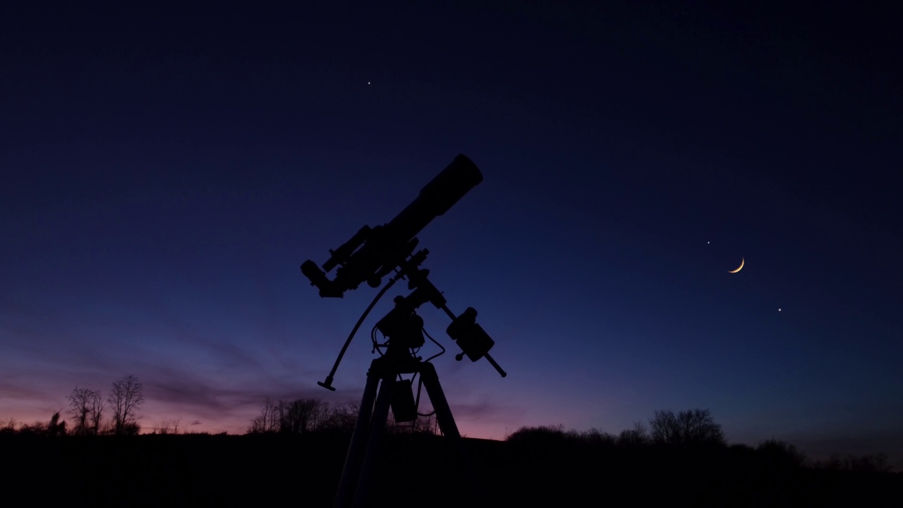 用于观测夜空、月亮、行星、恒星和流星的天文望远镜。视频素材
