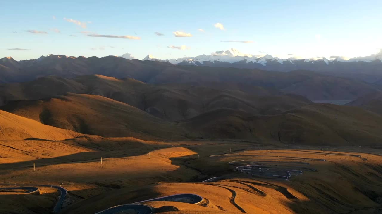 中国西藏喜马拉雅山脉的珠穆朗玛峰鸟瞰图。视频素材