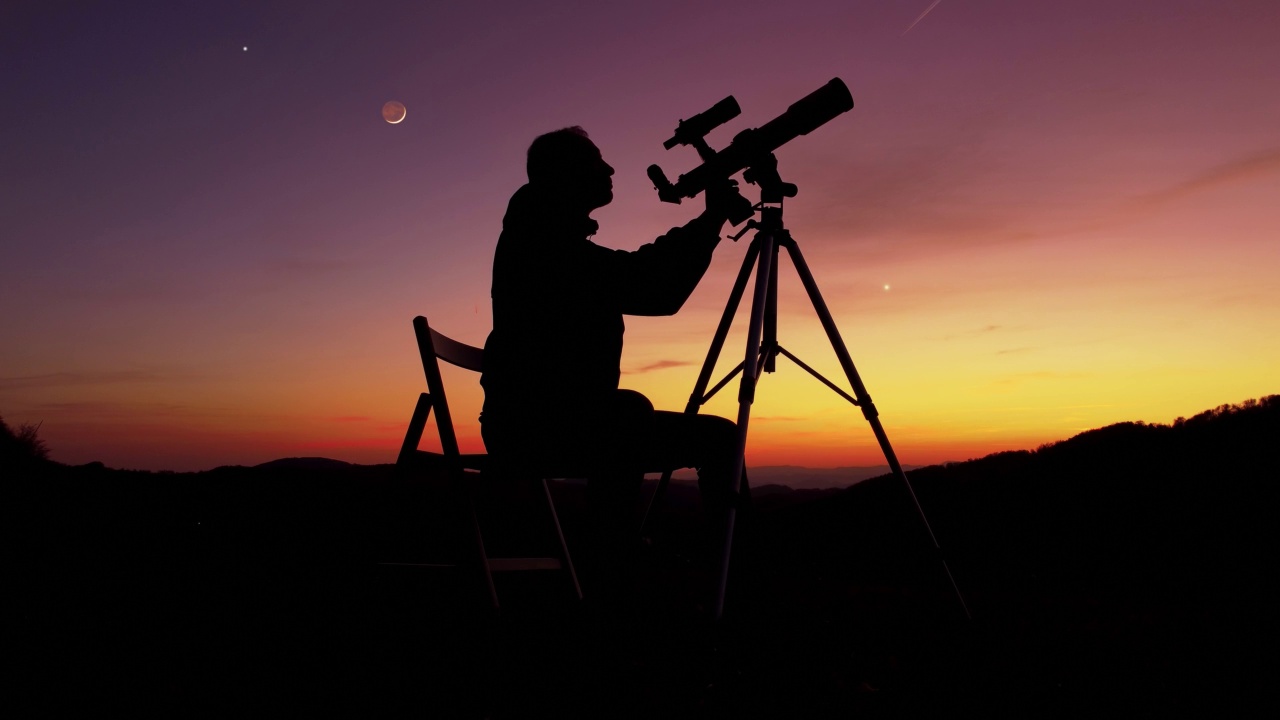 人用天文望远镜看夜空，星星，行星，月亮和流星。视频素材