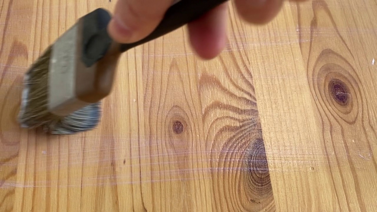 木头涂漆。视频素材
