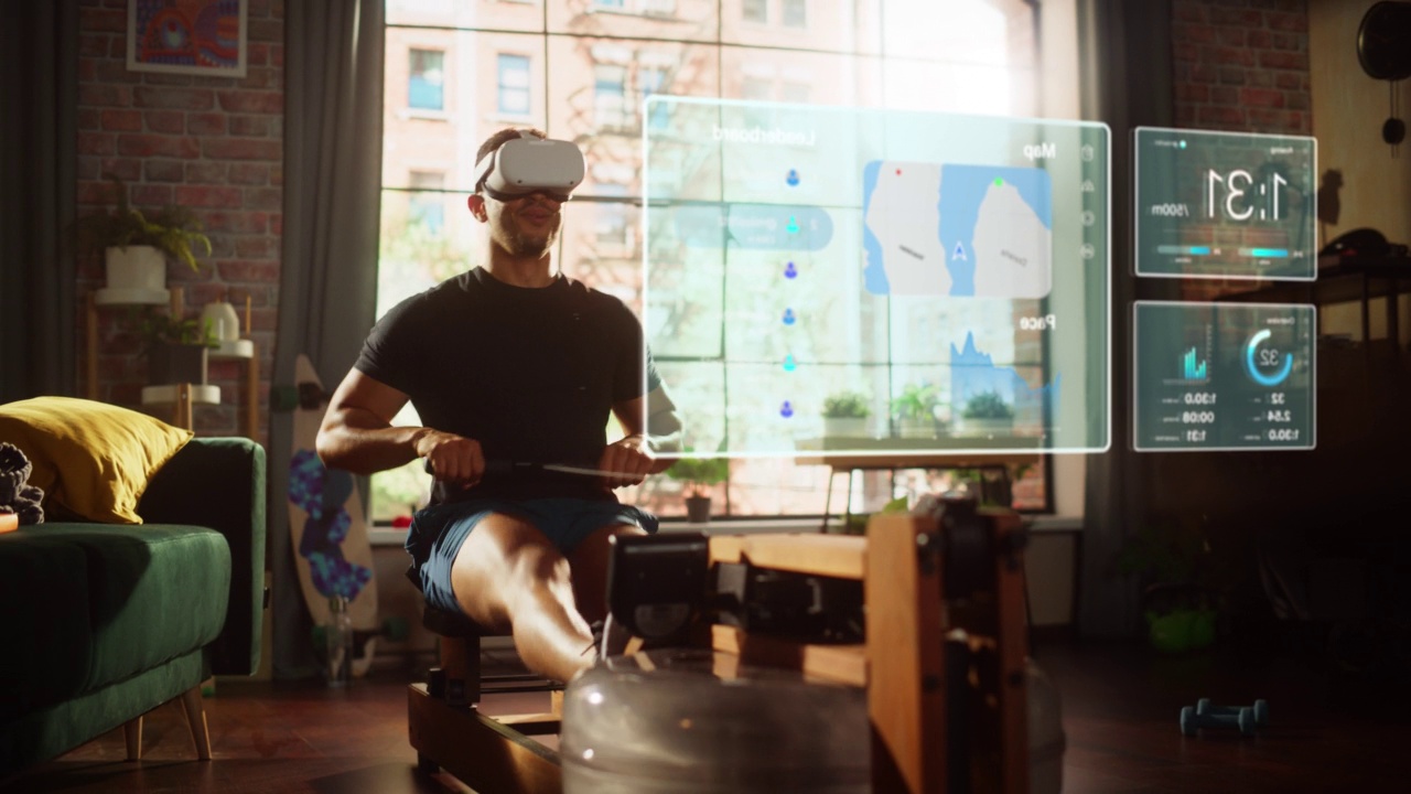 家庭健身房的虚拟现实冠军赛:男子戴着虚拟现实头戴式耳机在排机上锻炼，信息图显示卫生保健统计数据和地图。运动员使用VR训练健身服务视频下载