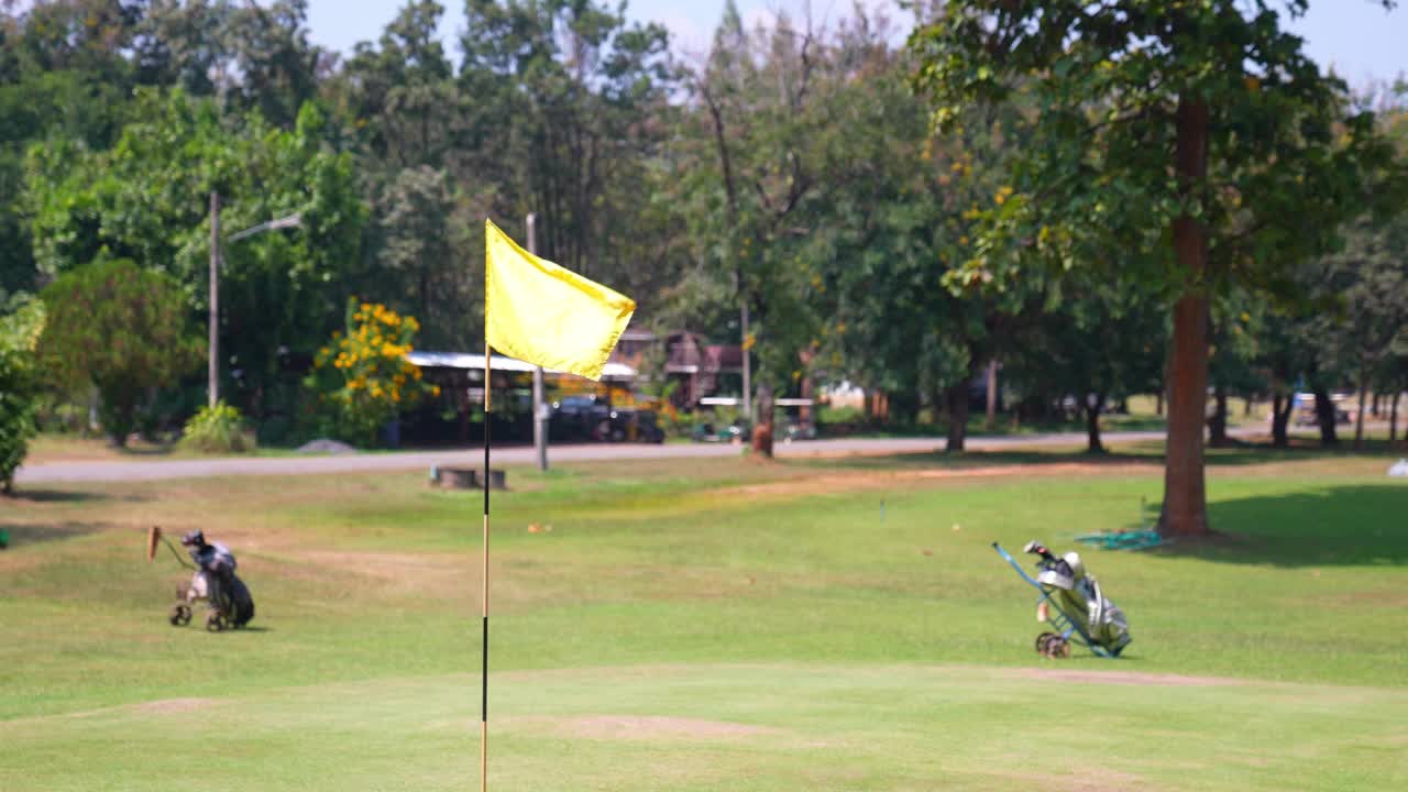 慢动作视频中高尔夫球场的旗子视频下载