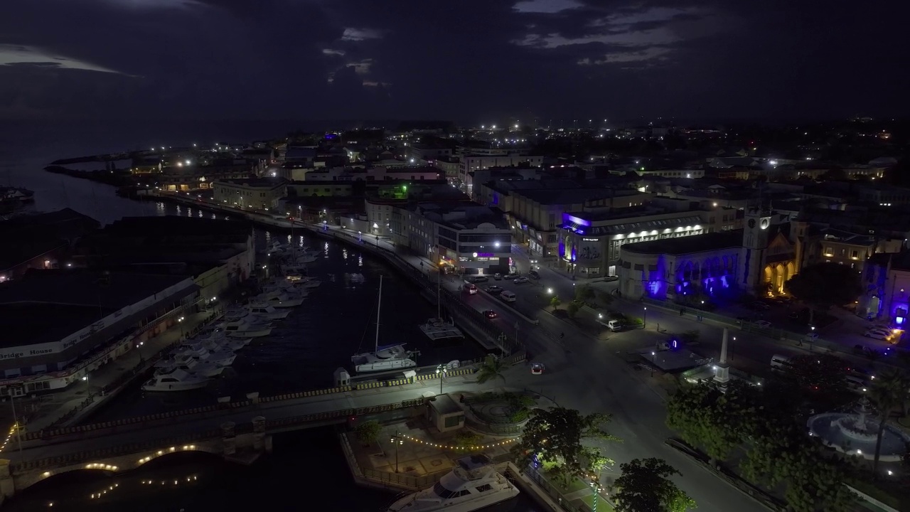 夜晚的巴巴多斯市中心(无人机拍摄)视频下载