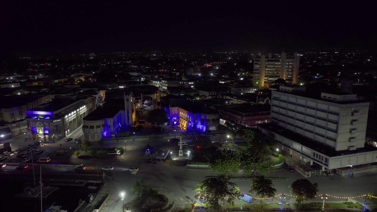 巴巴多斯市中心的夜晚(无人机拍摄)(2)视频下载