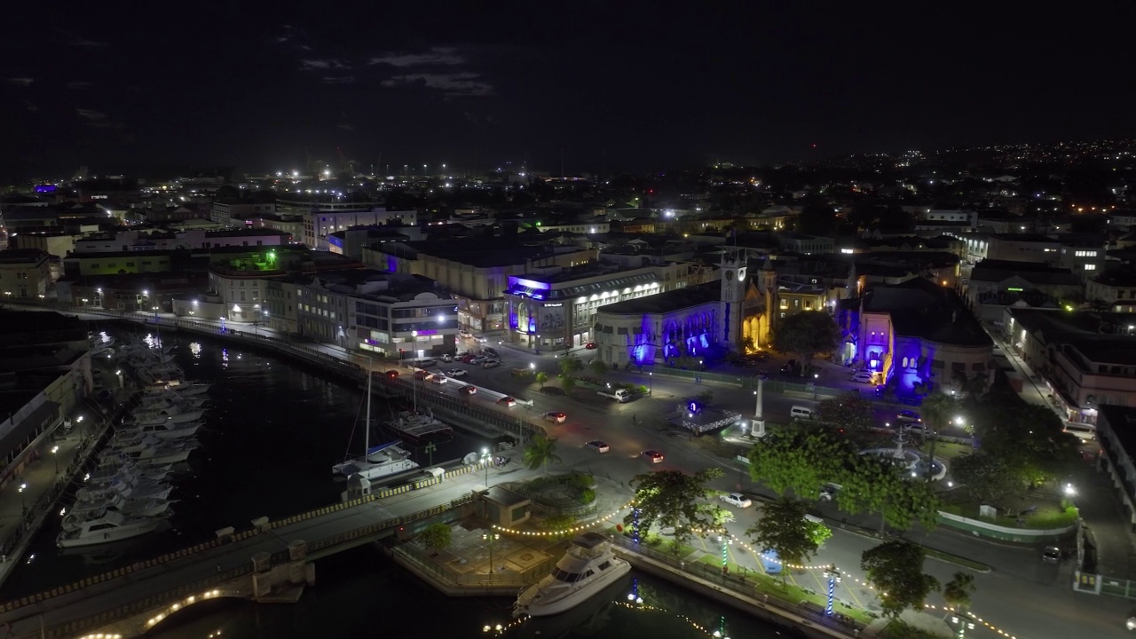 巴巴多斯市中心的夜晚(无人机拍摄)(3)视频下载