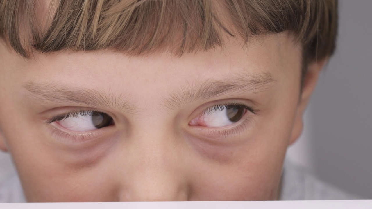 一个9岁白人男孩的眼睛特写。视频下载