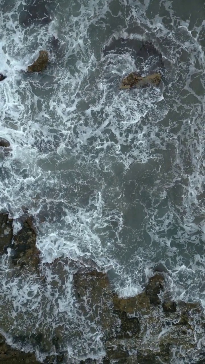 岩石海滩上的海浪视频素材