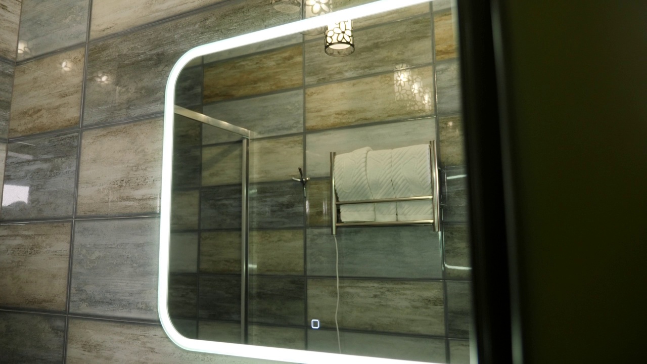 酒店现代化浴室的照明镜子。视频素材