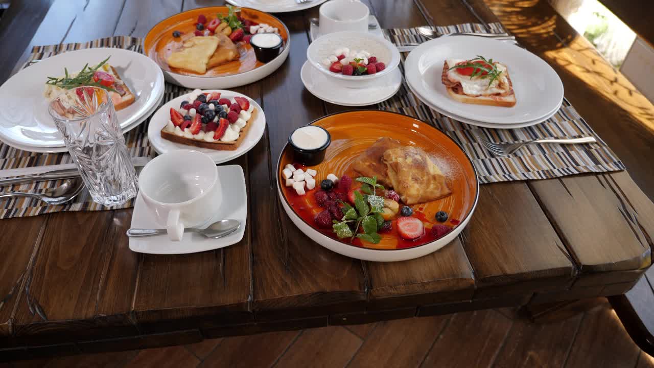 咖啡馆或餐馆的早餐有许多不同的菜肴。视频素材