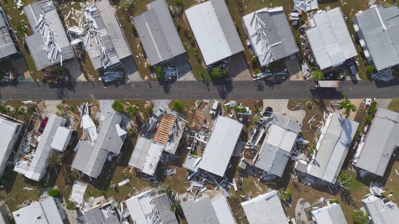 被飓风伊恩摧毁的佛罗里达郊区房屋移动住宅区。自然灾害的后果视频素材