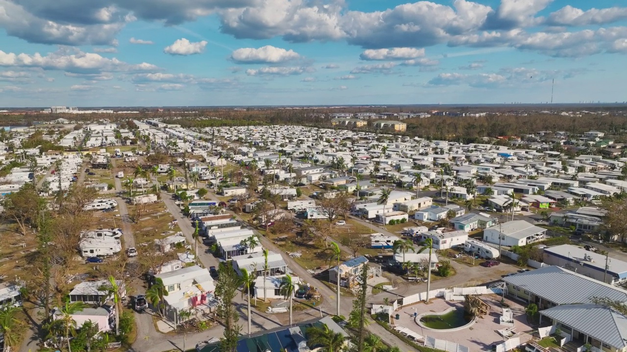 被飓风伊恩严重破坏的佛罗里达移动住宅地区的房屋。自然灾害的后果视频素材