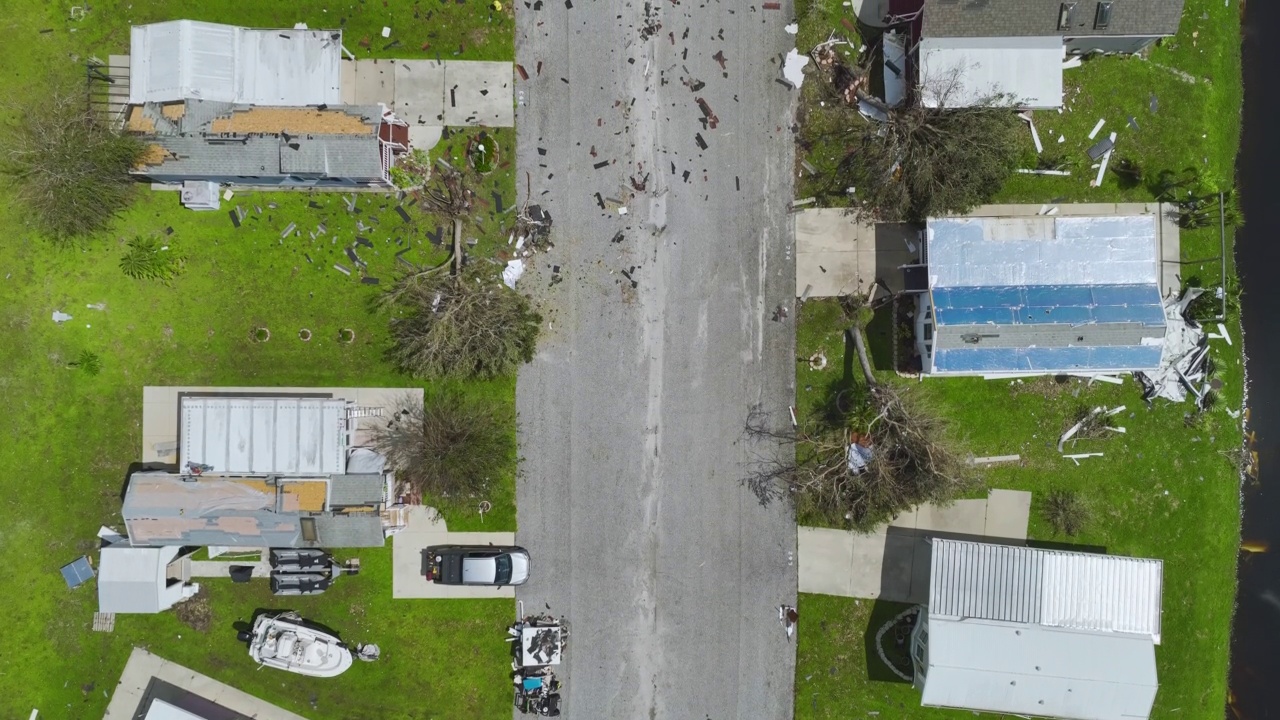 飓风伊恩过后，佛罗里达移动住宅地区房屋严重受损。自然灾害的后果视频素材