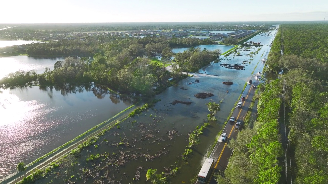 飓风伊恩淹没了行进中的汽车，并包围了佛罗里达居民区的水屋。自然灾害的后果视频素材
