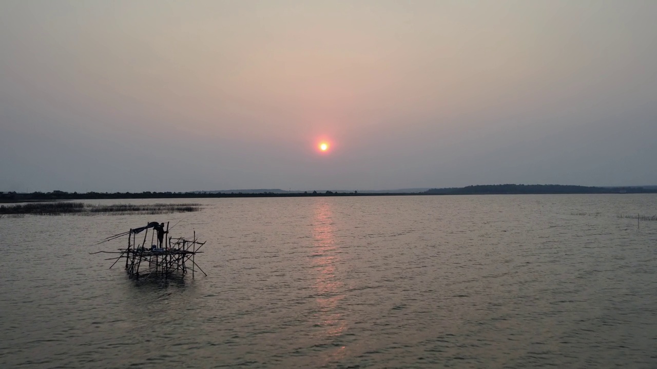 美丽早晨日出的鸟瞰图。在泰国的一个水库视频下载