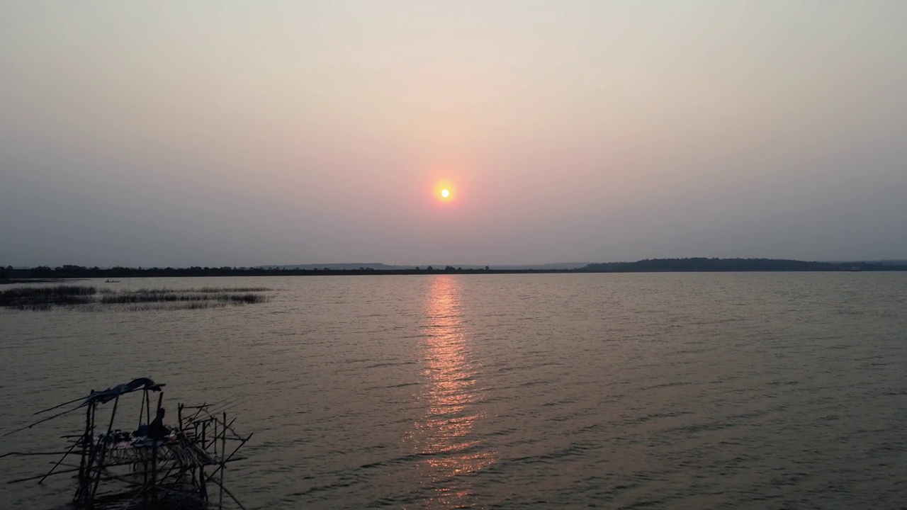 美丽早晨日出的鸟瞰图。在泰国的一个水库视频下载