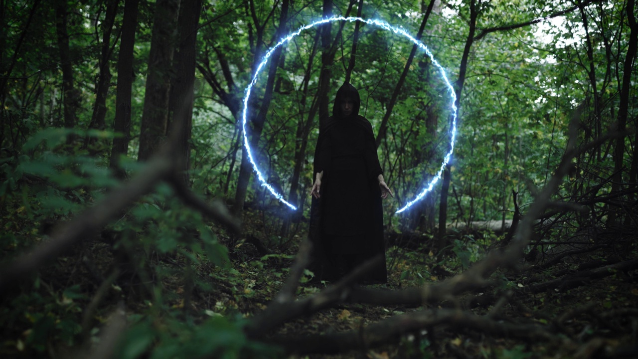 森林里的女巫会变魔法。一个强大的魔术师，打开了通往其他世界的入口。视频下载