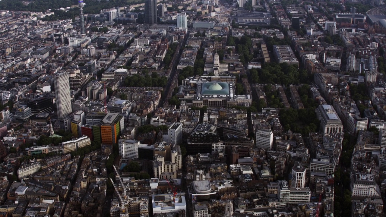 伦敦市中心和大英博物馆的鸟瞰图，白天视频下载