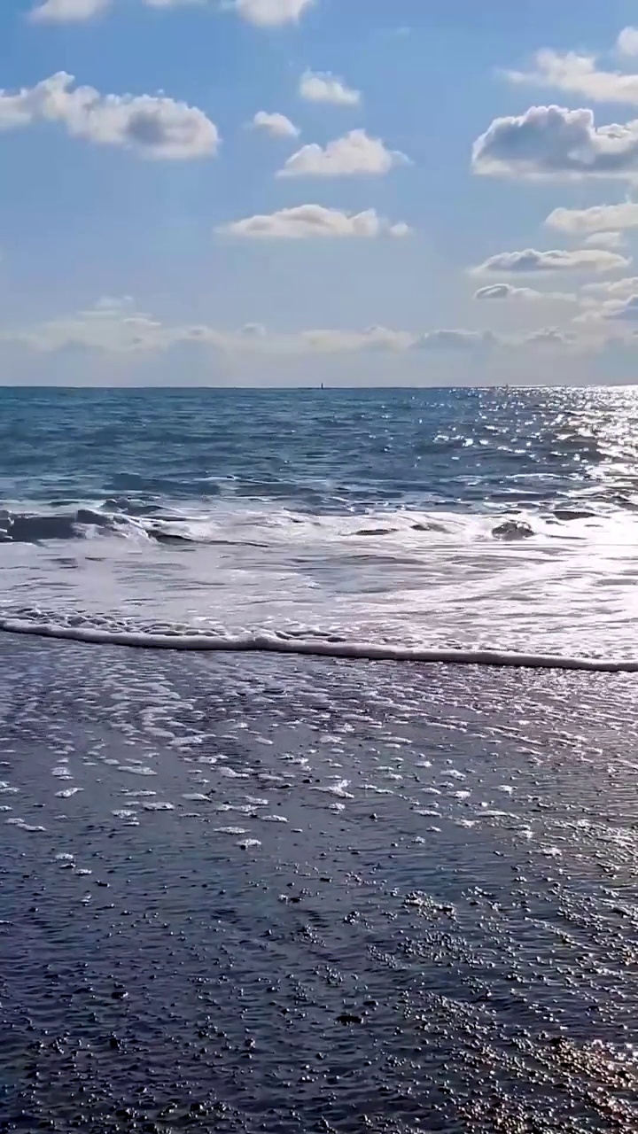 海上日落，海浪荡漾。视频素材