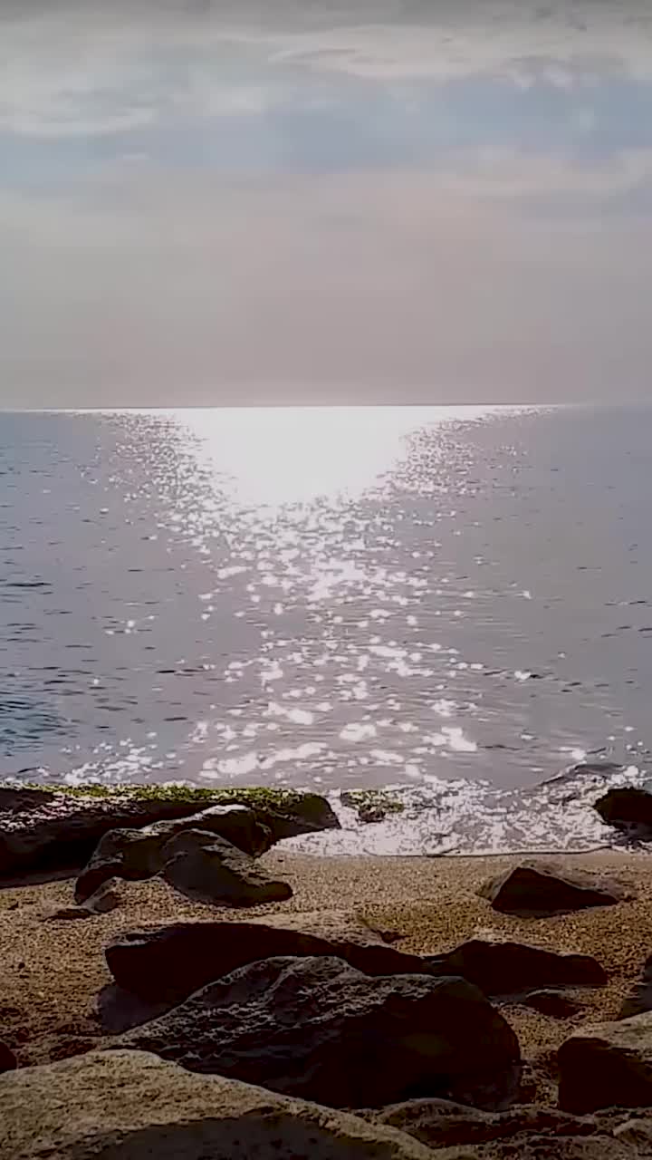海上日落，海浪荡漾。视频素材