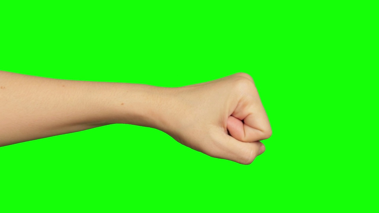 女性的手握紧拳头在绿色视频素材