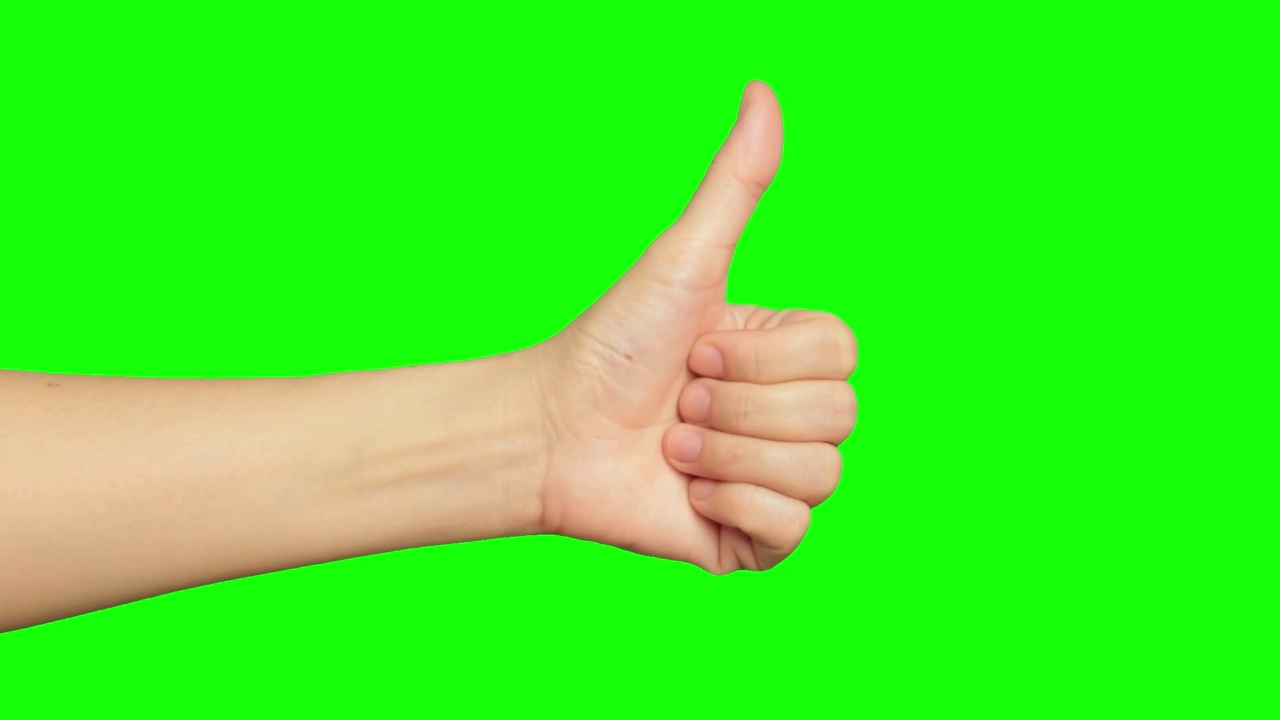 女性的手在绿色上做着很棒的手势视频素材
