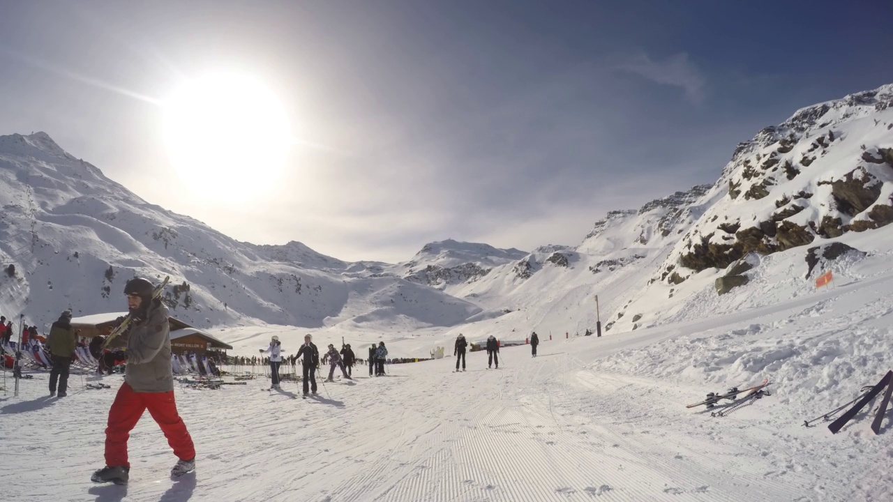 滑雪缆车，滑雪者和单板滑雪者。冬天的法国阿尔卑斯山脉，滑雪胜地的风景，4K延时视频视频素材