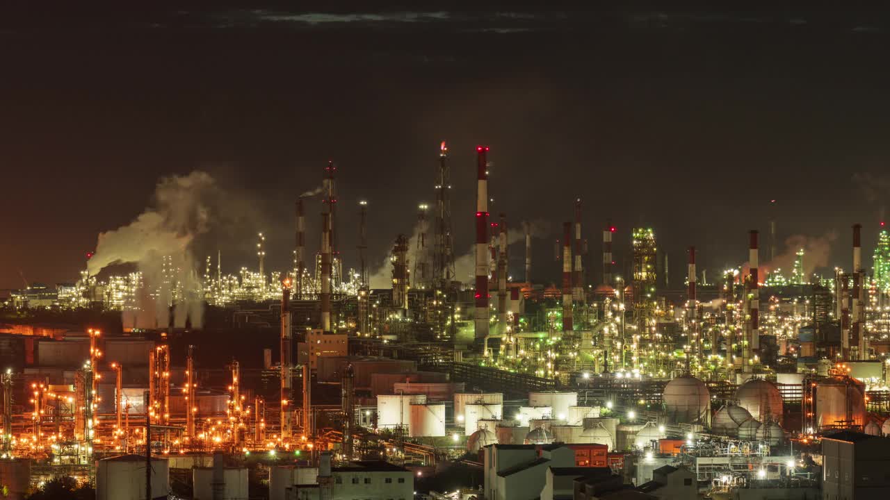 韩国蔚山南区夜间和黎明时分的工业综合体石化厂视频素材