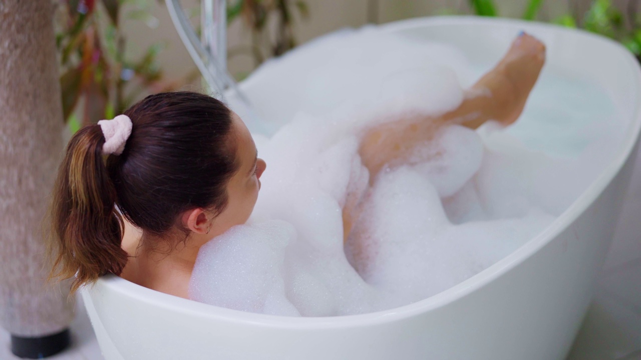 漂亮的人浴室水疗护理视频下载