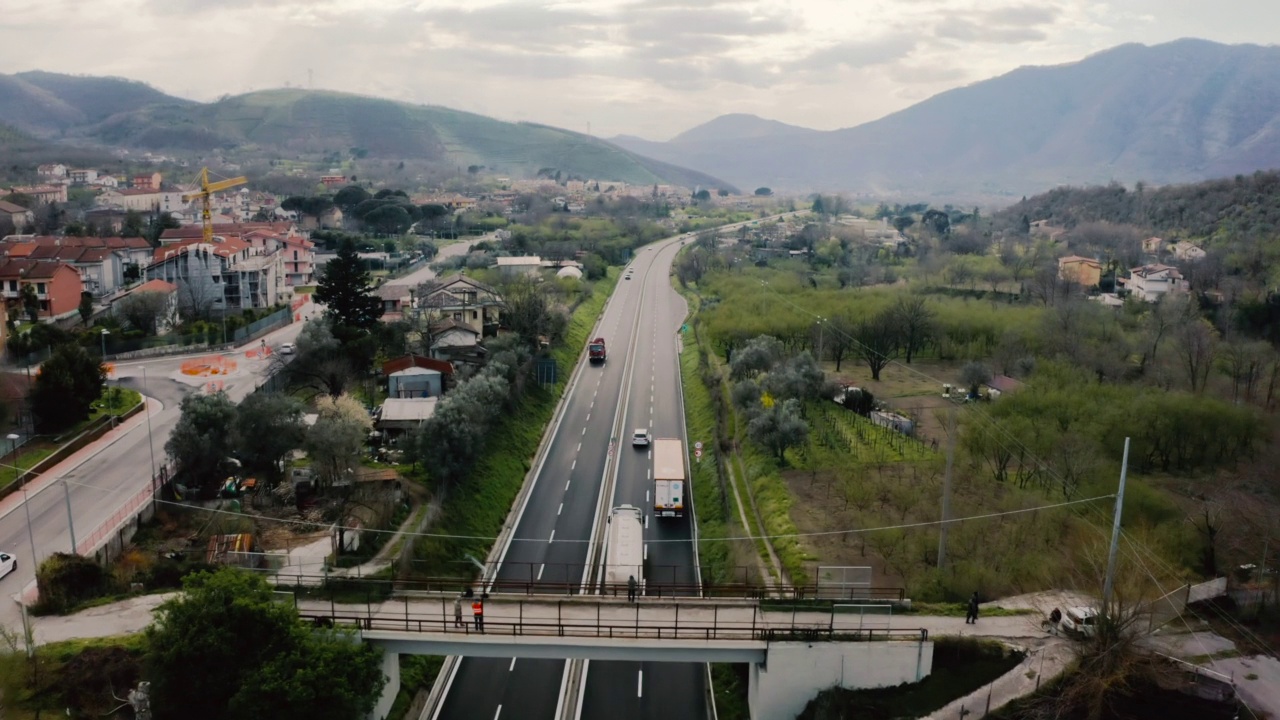 意大利山区乡间的高速公路上有汽车(无人机鸟瞰图)视频素材