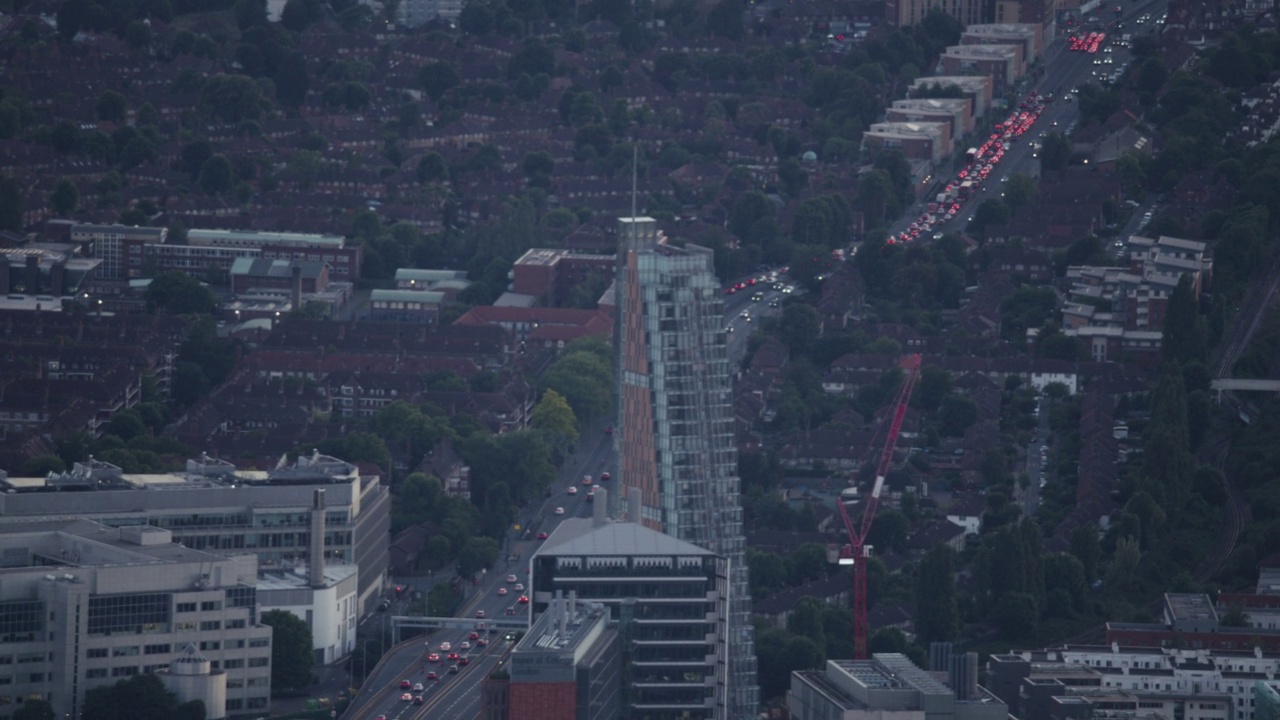 下午晚些时候，伦敦高峰时段A406的鸟瞰图视频素材