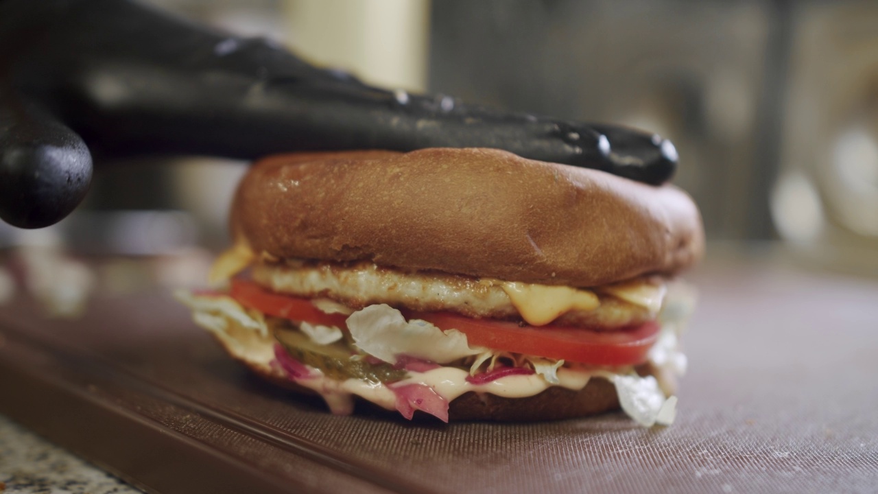 美味的快餐概念。汉堡配肉饼，西红柿，黄瓜，生菜。视频素材