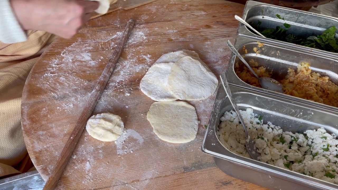 匿名女子揉面团准备土耳其面包视频素材
