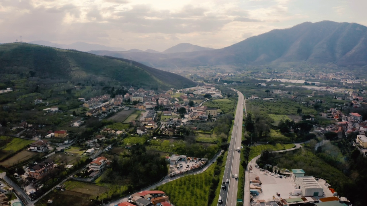 意大利山区乡间的高速公路上有汽车(无人机鸟瞰图)视频素材