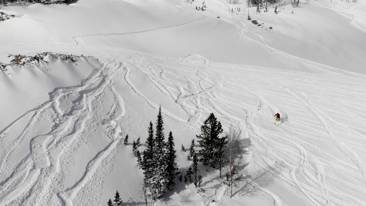 滑雪胜地。从无人机上滑雪视频素材
